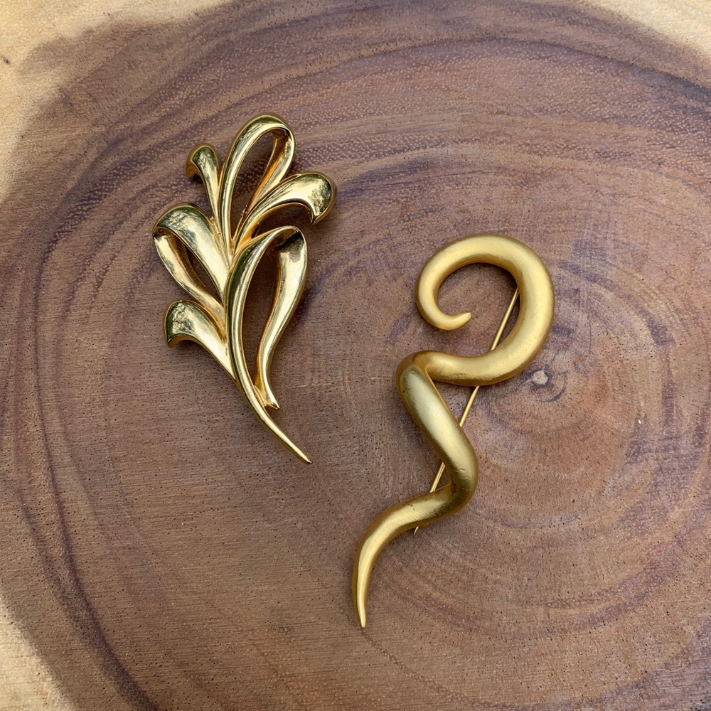 Vintage Gold Tone Brooches Set of 2; Grannycore, Mobwife